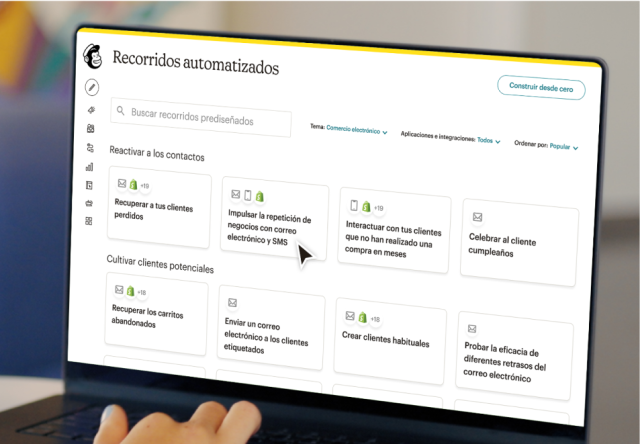 Una computadora portátil abierta sobre una mesa. La pantalla muestra el panel de control de Mailchimp para recorridos automatizados.