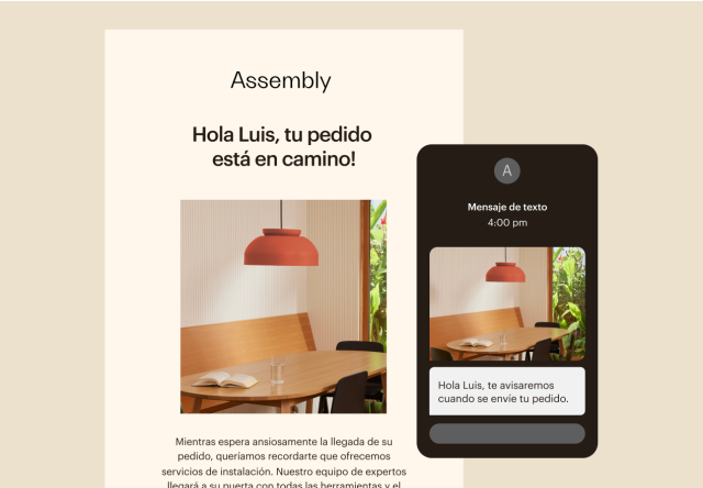 Se muestran dos versiones de la confirmación de envío de un minorista de muebles llamado Assembly, una al lado de la otra. La izquierda es la confirmación tal como aparecería en la bandeja de entrada del correo electrónico de un cliente. La versión de la derecha muestra la misma información, enviada como un mensaje SMS que incluye texto y una imagen.