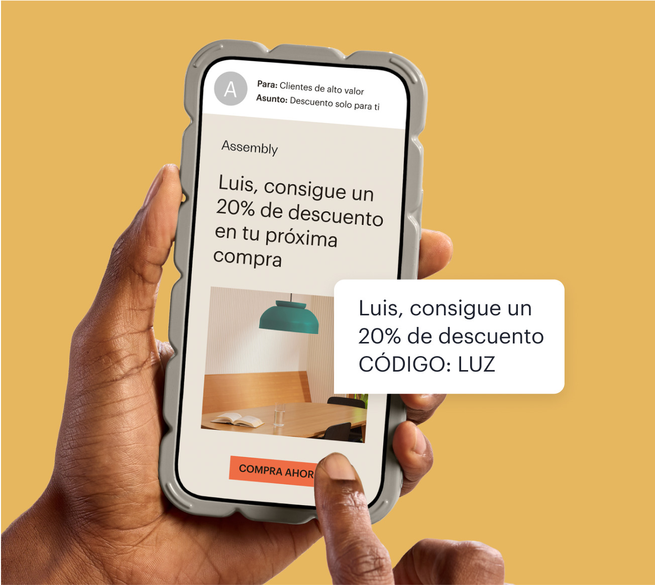 Un teléfono que muestra un correo electrónico de una empresa que usa Mailchimp, promocionando un descuento personalizado del 20%. Una burbuja de texto flotante muestra la misma promoción enviada como un mensaje SMS, incluido un código de promoción generado automáticamente.