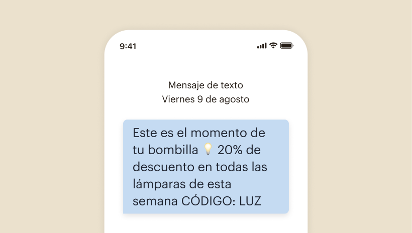 La pantalla de un teléfono móvil que recibe un mensaje SMS de un minorista y un código de promoción: "¡Este es tu momento de iluminación! 20% de descuento en todas las lámparas esta semana. Usa el código: Iluminación".