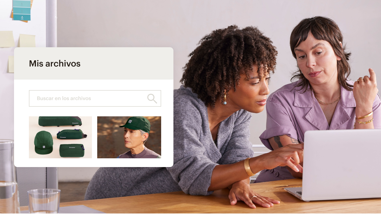 Dos miembros del equipo buscan imágenes en el Gestor de contenido de Mailchimp para usar en su campaña de marketing.
